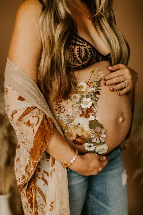 Flowers On Belly Maternity, Flower Maternity Shoot, Unique Maternity Photos, Pregnant Belly Painting, Baby Bump Photoshoot, Studio Maternity Photos, Pregnancy Belly Photos, Cute Pregnancy Pictures, Belly Photos