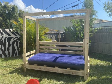 King Size Outdoor Bed, Diy Outdoor Daybed With Canopy, Diy Outdoor Day Bed, Diy Outdoor Bed, Outdoor Daybed Ideas, Outdoor Bed Ideas, Outdoor Daybed Diy, Diy Outdoor Daybed, Outside Bed