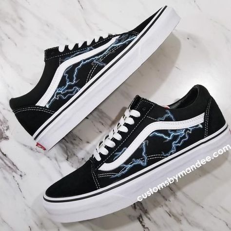 Custom Vans Old Skool, Vans Old Skool Custom, Vans Shoes Fashion, Vans Painted, Custom Vans Shoes, Cute Vans, Custom Painted Shoes, Custom Shoes Diy, Shoes Aesthetic