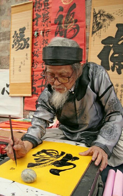 Vietnamese Calligraphy, Asian Tapas, Asian Calligraphy, Beautiful Vietnam, Vietnam Fashion, Chinese People, Asian Elephant, Hanoi Vietnam, Chinese Calligraphy