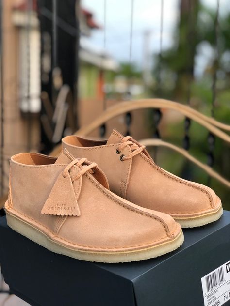 Bank Robber Clarks, Desert Clarks, Clarks Wallabees Men, Clark Boots, Clarks Shoes Mens, Clarks Shoes Women, Clarks Originals Desert Boot, Crossbody Bag Men, Bape Shoes