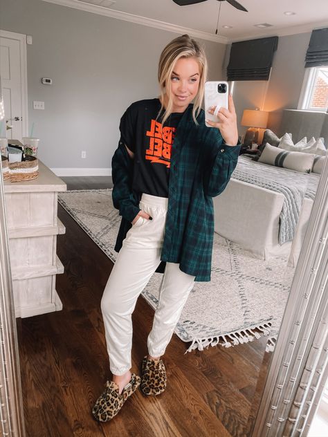 Maddie Duff, Womens Fasion, Cute Graphic Tees, Grey Sweatpants, Cute Comfy Outfits, Other Outfits, Current Mood, Round Up, Mom Outfits