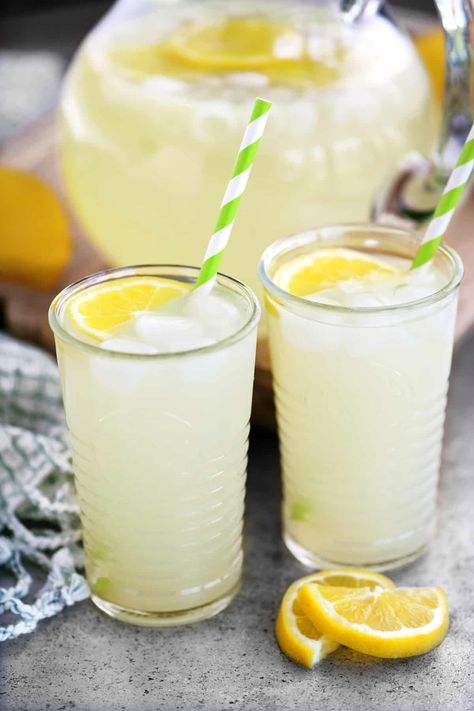 You'll want to make this homemade Lemonade Recipe on repeat all summer long! It's so simple and so refreshing. Classic Lemonade Recipe, Homemade Lemonade Recipe, Lemonade Slush, Honey Lemonade, Lemon And Honey, Honey Drink, Homemade Lemonade Recipes, Aesthetic Health, Lemon Health Benefits