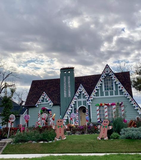 Exterior Christmas Decor Gingerbread House, Gingerbread Land Decorations, Christmas Lights Gingerbread House, Candy Yard Decorations Christmas, Ginger Bread House Decor Ideas Outside, Themed Christmas Yard Decorations, Outdoor Christmas Decorations Gingerbread Theme, Gingerbread Christmas Lights On House, Gingerbread Home Decor Outdoor