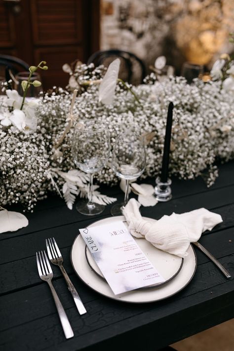 Elegant Place Settings Wedding, Black Table Settings Wedding, Black And White Elegant Wedding Decor, White And Black Wedding Table Setting, Dark Wedding Centerpieces, Dark Modern Wedding, Modern Centerpieces Wedding, Elegant Wedding Table Settings, Black And White Table Setting