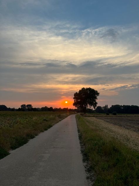 Sunset Running Aesthetic, Country Walk Aesthetic, Evening Walks Aesthetic, Evening Walk Aesthetic, Walk Aesthetic, Running Path, Race Walking, Halloween Sleepover, Productive Life