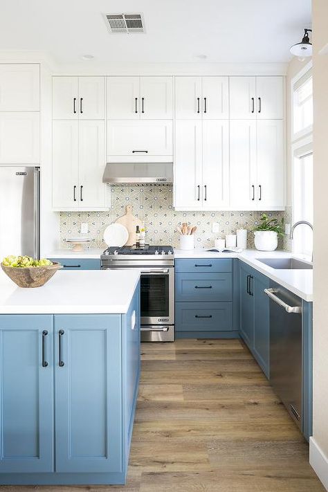 Blue And White Kitchen Cabinets, Blue And White Kitchen, Blue Kitchen Island, Kitchen Cabinet Color Ideas, Two Tone Kitchen Cabinets, Deco Pastel, Blue Kitchen Cabinets, Shaker Kitchen Cabinets, Casa Vintage