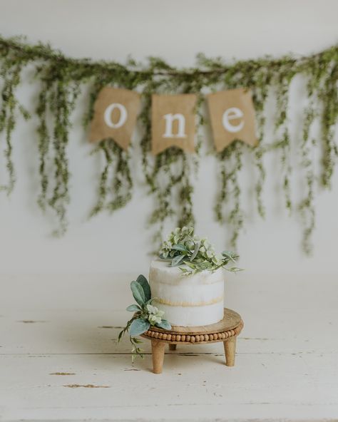 Natural Cake Smash, Smash Cake Neutral, Boho Smash Cake Girl, 1 Year Photoshoot Ideas Studio, Neutral First Birthday Photoshoot, Boho 1st Birthday Photoshoot, Simple Cake Smash Photoshoot, Boho First Birthday Photoshoot, Diy Smash Cake Photoshoot