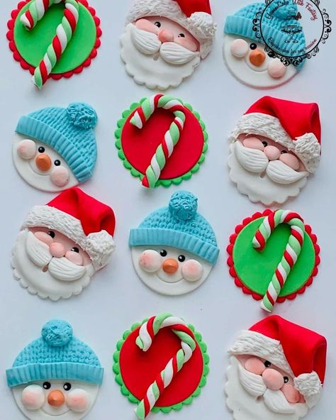 Christmas Fondant Cupcake Toppers, Christmas Cookies With Fondant, Fondant Cookies Christmas, Christmas Cupcakes Fondant, Fondant Christmas Cookies, Christmas Fondant Cookies, Mini Christmas Cupcakes, Flower Cookies Bouquet, Christmas Cupcake Cake