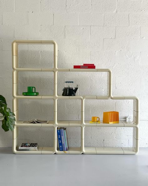 AVAILABLE 🚀 UMBO modular shelving system by Kay Leroy Ruggles - 21 piece set. #umboshelf #kayleroyruggles #collectibledesign #1970s #spaceage #umbo #primaried Le Corbusier Interior, Space Age Furniture, Modular Shelving System, Tiny Loft, Metal Bookshelf, Retro Interior Design, Dream Furniture, Modular Shelving, Interiors Dream