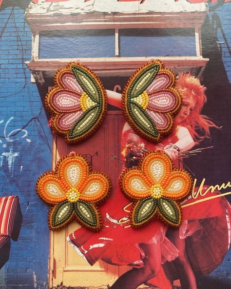 Farrah Lewis | the last bloom 🌸🌼🌺 •both sold 🖤• #beadwork #beadedearrings #floralbeadwork #beadedflorals #indigenous #indigenousart #indigenousbeadwork... | Instagram Beaded Earrings Native Beadwork, Métis Beadwork, Indigenous Beaded Earrings, Flower Beaded Earrings, Indigenous Jewelry, Indigenous Beadwork, Floral Beadwork, Seed Bead Art, Diy Mom