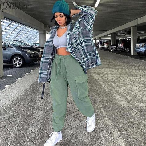 outfits Teen Fashion Outfits Indie Outfits Tomboy Fashion Retro Outfits Fashion Pants Streetwea Green Sweatpants Outfit, Cargo Sweatpants Outfit, Movie Date Outfit, Looks Hip Hop, Green Sweatpants, Movie Date, Cargo Sweatpants, Casual Pant, Sweatpants Outfit