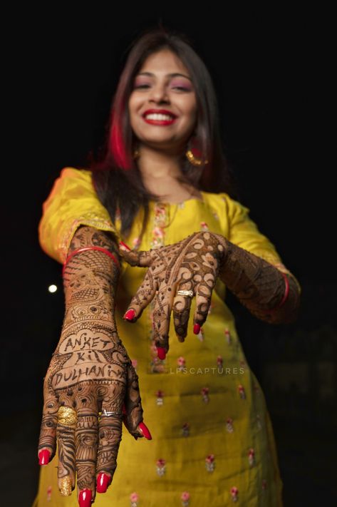 Mhendi Bride Pose, Bride Mehdi Pose, Mehadi Pose Bride, Haldi Mehndi Poses, Mahdi Poses, Mahedi Photo Pose, Mhendi Pose Bride, Mahendi Photography Poses, Mehndi Poses Photography For Bride