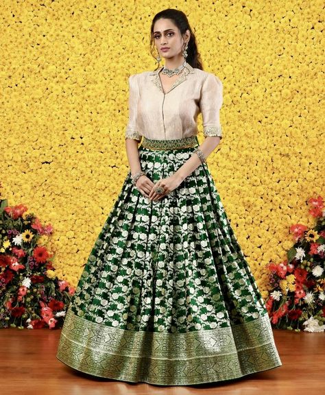 Full Hands Crop Top Lehenga, Blouses Modern Design, Pattu Lehenga Designs, Lehanga Blouses Modern, Paithani Dresses, Trendy Blouse Designs For Lehenga, Benaras Lehenga, Lehanga Blouses Modern Design, Ghagara Design