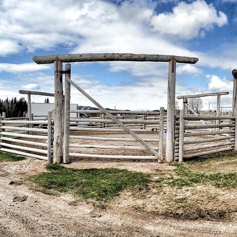 Round pen from Heartland - I would love to have this round pen. Round Pens For Horses, Horse Pens, Horse Farm Ideas, Horse Barn Ideas Stables, Horse Corral, Horse Arena, Dream Horse Barns, Horse Barn Plans, Horse Facility