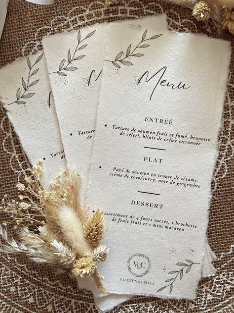 Menu pour Mariage, personnalisable, effet déchiré, version recto tout en un - Etsy France Rustic Wedding Menu Ideas, Menu Inside Napkin Wedding, Handmade Paper Menu Wedding, Handwritten Wedding Menu Cards, Deckled Edge Menu Wedding, New Year Menu, Mini Macaron, Menu Signage, Wedding Menus Design