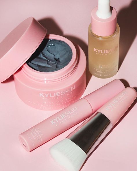 The @kylieskin Clarifying Full Collection Bundle, Clear Complexion Correction Stick and Face Mask Brush are back in stock now on KylieSkin.com 💘 Plus, get a FREE candle with $50+ orders! Ends tonight 11:59pm pst 🕯 Kylie Skin, Alat Makeup, Skin Mask, Pretty Skin Care, Skin Care Items, Pretty Skin, Skin Care Kit, Body Skin Care Routine, Beauty Skin Care Routine