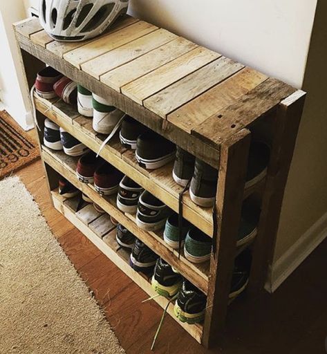 Rak Sepatu Diy, Pallet Shoe Rack, Diy Shoe Rack, Pallet Patio Furniture, Pallet Projects Furniture, Wooden Pallet Furniture, Wooden Shoe, Pallet Decor, Wooden Pallet Projects