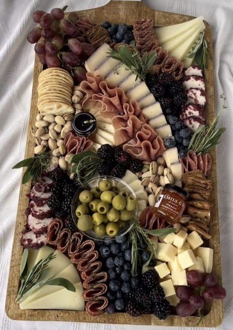 Charcuterie Board Foods, Elegant Cheese Board, Charcuterie Board Set Up Ideas, Birthday Party Foods For Adults, Mini Wraps For Party, Classy Charcuterie Board, Brown Food Board, Luxury Charcuterie Board, Charcuterie Board Fancy