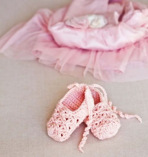 Baby Ballet Shoes, Crochet Ballet, Crochet Beret Pattern, Baby Ballet, Crochet Cup Cozy, Crochet Bebe, Crochet Booties, Little Ballerina, Slippers Pattern