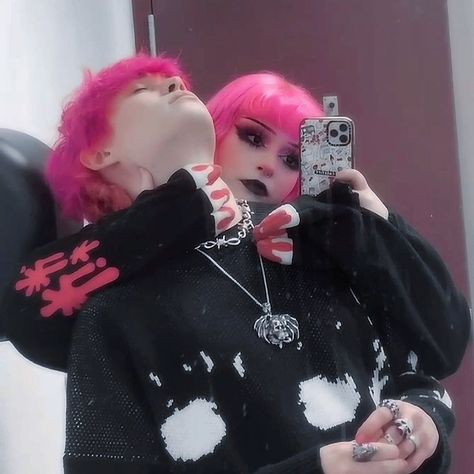 581 Likes, 2 Comments - 🖤 (@blandasspepper) on Instagram: “<3” Couple Matching Hair, Matching Couple Hair Color, Cute Emo Couples, Emo Couples, Grunge Couple, Hairstyles Cute, Hugging Couple, The Love Club, Aesthetic Editing Apps