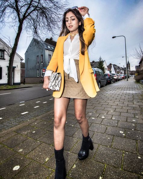 Holding Sunglasses Pose, Sunglasses Pose, Girls Support Girls, Yellow Blazer, Black Socks, Floral Outfit, How To Pose, Spring Looks, Street Style Looks