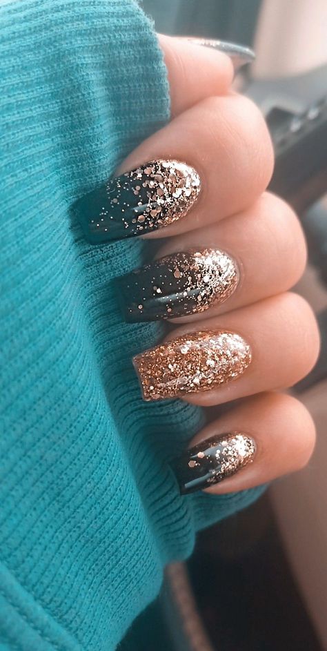 Get your fingertips ready for the most glamorous night of the year with these fabulous New Year’s nails that scream celebration! Black Sparkle Nails, Gold Sparkle Nails, Glitter Nail Paint, Black Gold Nails, Vegas Nails, Gold Acrylic Nails, New Years Nail Designs, Silver Glitter Nails, New Years Eve Nails