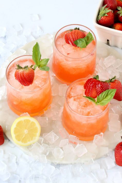 Strawberry Cucumber Cocktail, Strawberry Basil Vodka, Strawberry Basil Smash, Strawberry Basil Cocktail, Strawberry Vodka Drinks, Vodka Lemonade Drinks, Vodka Smash, Tequila And Lemonade, Basil Drinks