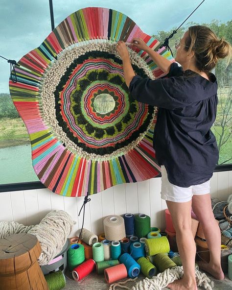 Tammy Kanat on Instagram - art,textile art,sculpture,crafts Weaving Sculpture, Tammy Kanat, Circular Weaving, Weaving Loom Diy, Yarn Painting, Christmas Crafty, Textile Sculpture, Weaving Rug, Diy Weaving