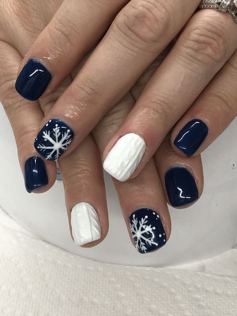 No Chip Nails Designs Winter, Pretty Nails For Winter Short, Short Winter Nails 2022, Navy Winter Nails, Navy Blue Winter Nails, Classy Nails Short Winter, January Nails Winter, Navy Nails Design, Winter Gel Nails