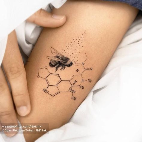 Lsd Tattoo Ideas, Tattoos Torso, Bee Tattoo Ideas, Queen Bee Tattoo, Tattoo Bee, Honey Bee Tattoo, Honeycomb Tattoo, Wing Tattoo Men, Bee Tattoos