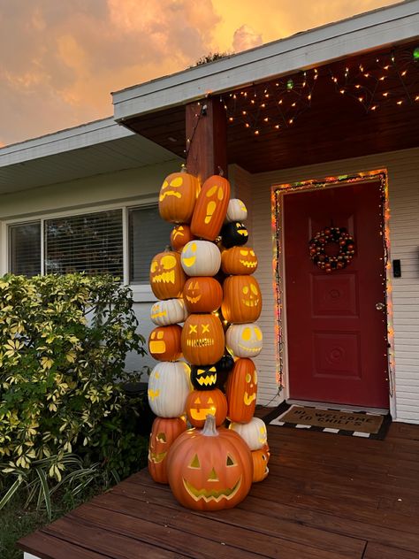 DIY carved craft pumpkin jack-o'-lantern column. Halloween Decor Columns, Column Halloween Decorations, Light Post Fall Decor, Cute Pumpkin Carving Ideas, Halloween Decorations Outdoor Porch, Cute Pumpkin Carving, Scary Halloween Decorations Diy, Porch Pumpkins, Pumpkin Decorations