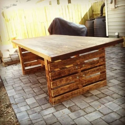 Pallet Table Outdoor, Ag Projects, Pallet Furniture Ideas, Pallet Table Diy, Repurpose Pallets, Pallet Dining Table, Easy Diy Ideas, Furniture Remodeling, Plank Table