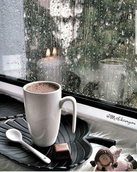 Beautiful Disney Quotes, Rain And Coffee, Coffee Milkshake, Beautiful Birthday Cakes, Coffee Pictures, Aesthetic Videos For Edits Love, Good Morning Coffee, Coffee And Books, Hot Tea