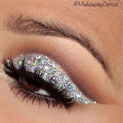 Euphoria Silver Makeup, Silver Shimmer Eye Makeup, Sliver Eyeshadow, Makeup Blanc, Silver Glitter Makeup, Silver Glitter Eye Makeup, Silver Eye Makeup, Ball Makeup, Shimmer Eye Makeup