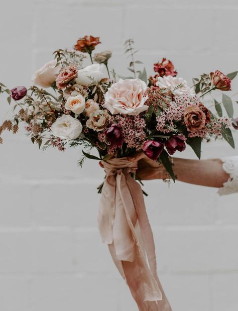 Romantic Fall Wedding Inspiration. Floral pink burgundy blush bouquet Blush Bouquet Wedding, Blush Bouquet, Bridal Bouquet Fall, Boho Wedding Flowers, Fall Wedding Bouquets, Fall Wedding Flowers, Floral Hoops, Wedding Inspiration Fall, Deco Floral