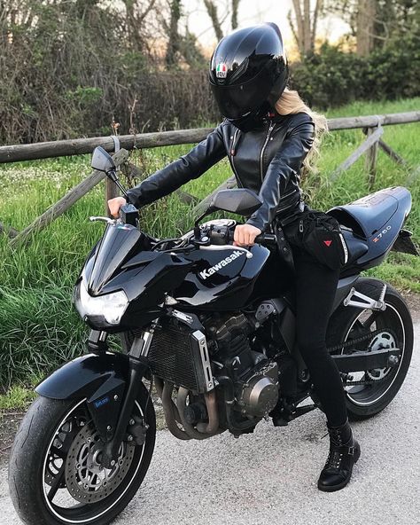 #Kawasaki #z750 #motogirl #moto #mybabe #agv #dainese #instagood #motocycle #totalblack #instagood #motorcycle #bike #ride #rideout #biker… Biker Girl Outfits, Womens Motorcycle Helmets, Moto Yamaha, Image Moto, Biker Photoshoot, Bike Photoshoot, Motorbike Girl, Pretty Bike, Kawasaki Motorcycles