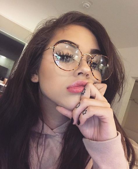 Maggie Lindemann, Cute Glasses, Dior Addict, Foto Poses, Wearing Glasses, Trik Fotografi, Girls With Glasses, Grunge Hair, Round Sunglass Women