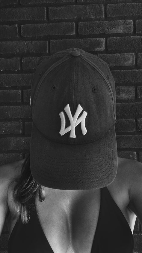 New York Yankees black and white cap. The cap and the bikini are cherry red. Black Baseball Cap Aesthetic, New York Yankees Aesthetic, Yankees Aesthetic, Cap Aesthetic, White Caps, Black Aesthetic, New York Yankees, Summer Aesthetic, Dream Life