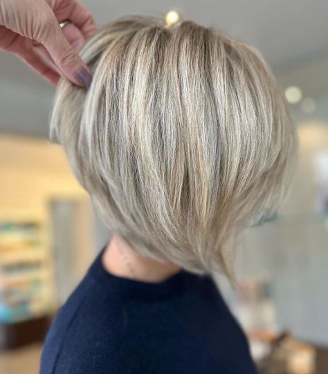 Short Inverted Layered Pearl Blonde Bob Layered Inverted Bob With Bangs, Long Inverted Bob With Bangs, Crescent Bangs, Short Bob With Curtain Fringe, Inverted Bob With Bangs, Blonde Inverted Bob, Inverted Bob With Layers, Blonde Bob With Bangs, Bangs Cut