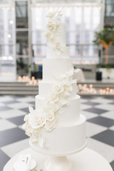 Champagne Wedding Cake Designs, White Gold Wedding Cake Elegant, Neutral Wedding Cake, Timeless Wedding Cake, Champagne Wedding Cakes, Champagne Wedding Colors, Christmas Wedding Cakes, Ivory Wedding Cake, Black And White Wedding Theme