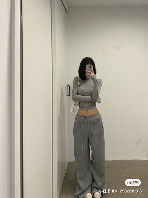 Korean Workout Outfit, Acubi Club, New Era Outfit, Chinese Douyin, Gray Sweatpants Outfit, Korean Fashion Grunge, Acubi Fashion, Dance Outfits Practice, Grunge Outfit