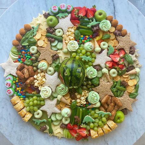 5 Year Dinosaur Birthday, Dinosaur Themed Charcuterie Board, Dinosaur Charcuterie Board, Dinosaur Themed Food, Dinosaur Birthday Party Food, Dinosaur Party Food, Charcuterie Inspiration, Birthday Party Food, Dinosaur Birthday Party