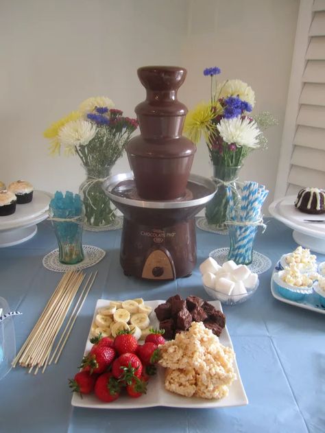 6ee491ddde6f0b17fc951b5c398bdcd1.webp (736×981) Chocolate Fountain Bar, Candy Bar Decoracion, Chocolate Fountain Recipes, Entertaining Desserts, Chocolate Fondue Fountain, Fondue Fountain, Graduation Food, Fondue Party, Chocolate Fountain