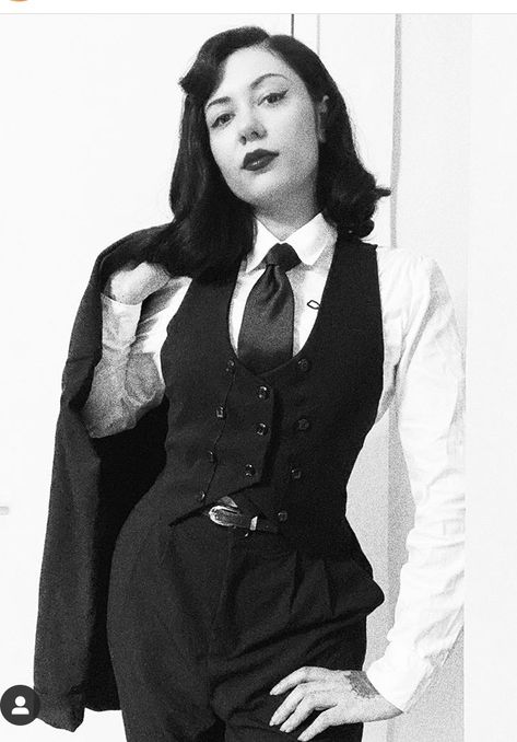 Women In Vintage Suits, Women In Suits Aesthetic Vintage, Women In Suits Reference, Cool Suit Designs, Casinocore Outfit, Female Butler Outfit, Detective Outfit Female Vintage, 1900s Suit, Maneater Outfit