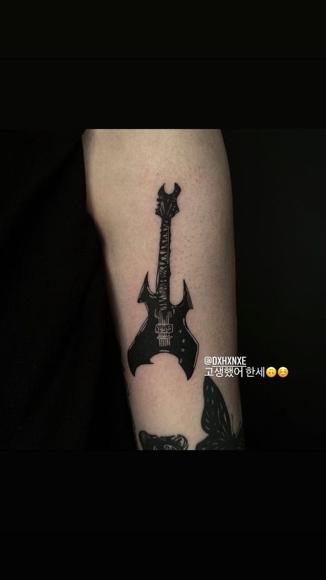 Guitar Tattoo On Back, Rock Star Tattoo Ideas, Guitar Strings Tattoo, Goth Music Tattoo, Electric Guitar Tattoos, Electric Guitar Tattoo Ideas, Metallica Tattoo Women, Guitar Hero Tattoo, Guitar Tatoos Ideas