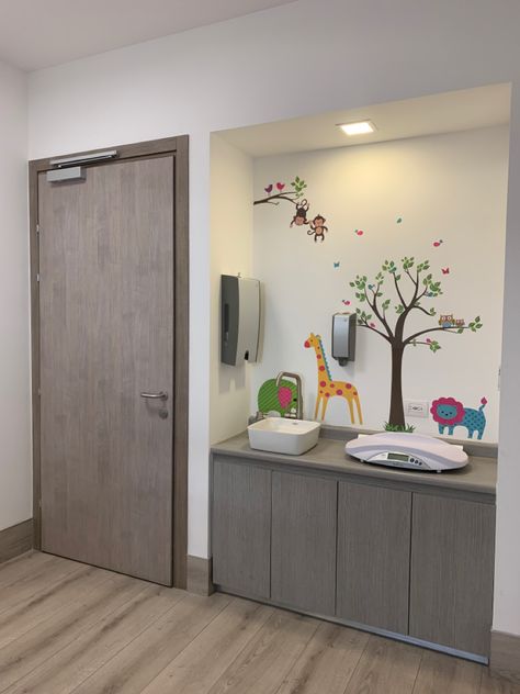 Pediatrician Office Waiting Rooms, Paediatric Doctor Office, Pediatric Consultation Room, Pediatrician Aesthetic Office, Pediatrician Office Design, Pediatrician Office Decor, Pedia Clinic Interior Design, Pedia Clinic, Pediatric Office Decor