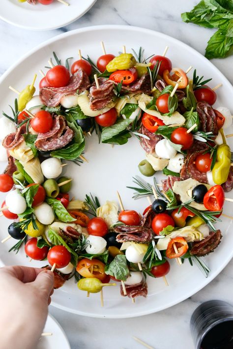 Antipasto Wreath, Thanksgiving Menu Ideas, Decorações Com Comidas, Thanksgiving Dinner Menu, Party Food Platters, God Mat, Xmas Food, Holiday Appetizers, Snacks Für Party