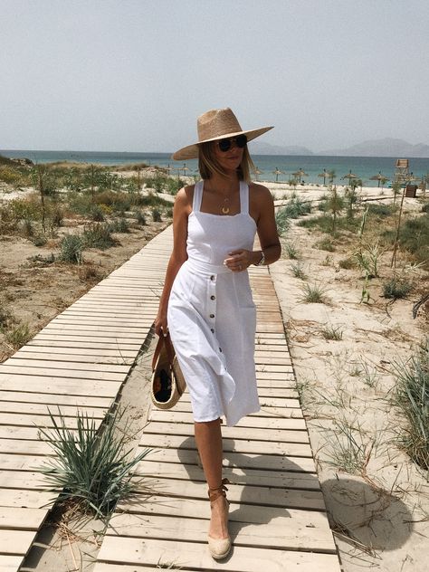 Emma Hill wears white Summer linen dress, straw fedora hat, wedge espadrilles, gold layered necklaces, straw Loewe bag. Chic summer style. Style Parisienne, White Dress Summer, Outfits With Hats, Mode Inspo, Natural Style, White Summer, Vacation Outfits, White Outfits, Summer Hats