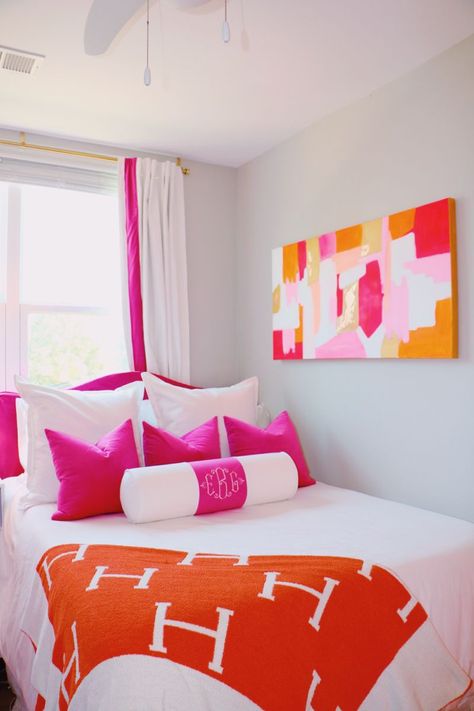 Pink And Orange College Dorm, Orange And Pink Bedding, Pink And Orange Dorm Room Aesthetic, Orange And Pink Room Aesthetic, Dorm Room Ideas Red, Pink Orange Room, Pink And Orange Room Decor, Red Dorm Room Ideas, Pink And Orange Living Room